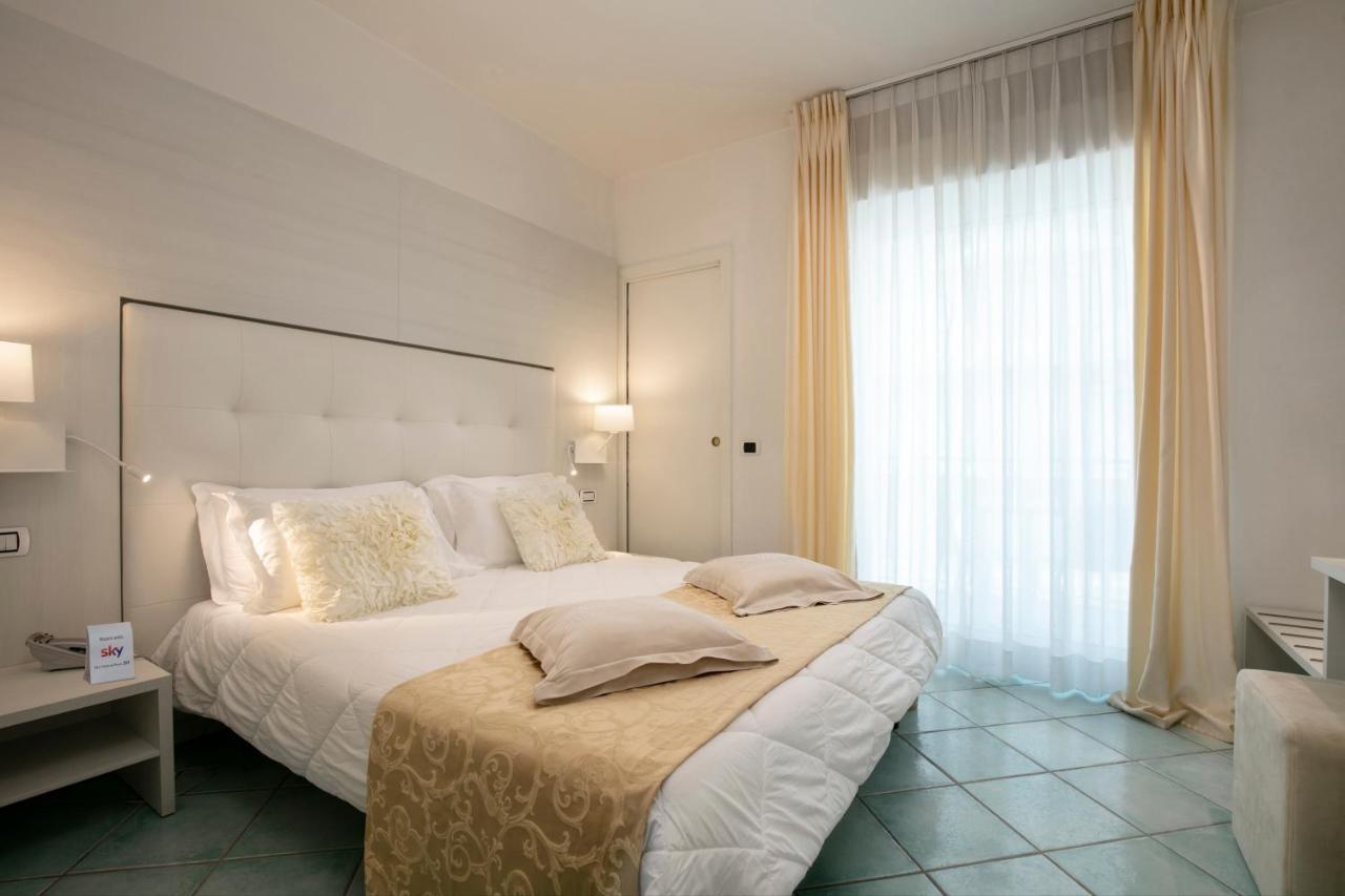 Hotel Ca' Bianca Riccione Esterno foto