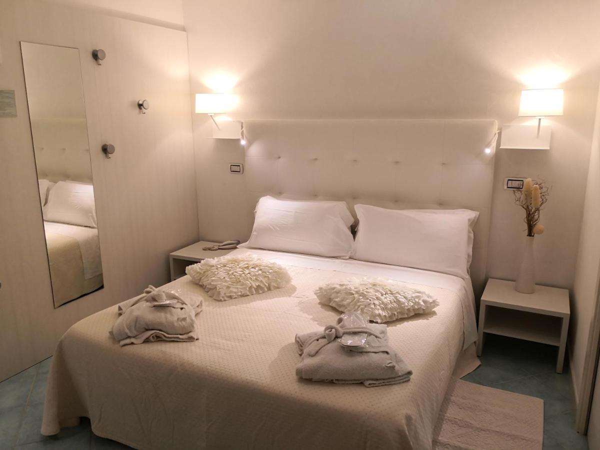 Hotel Ca' Bianca Riccione Esterno foto