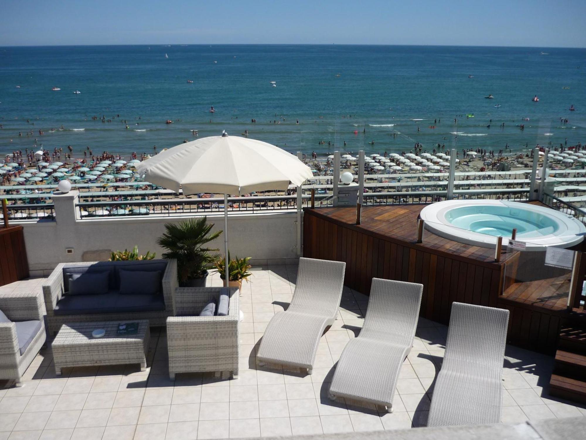 Hotel Ca' Bianca Riccione Esterno foto