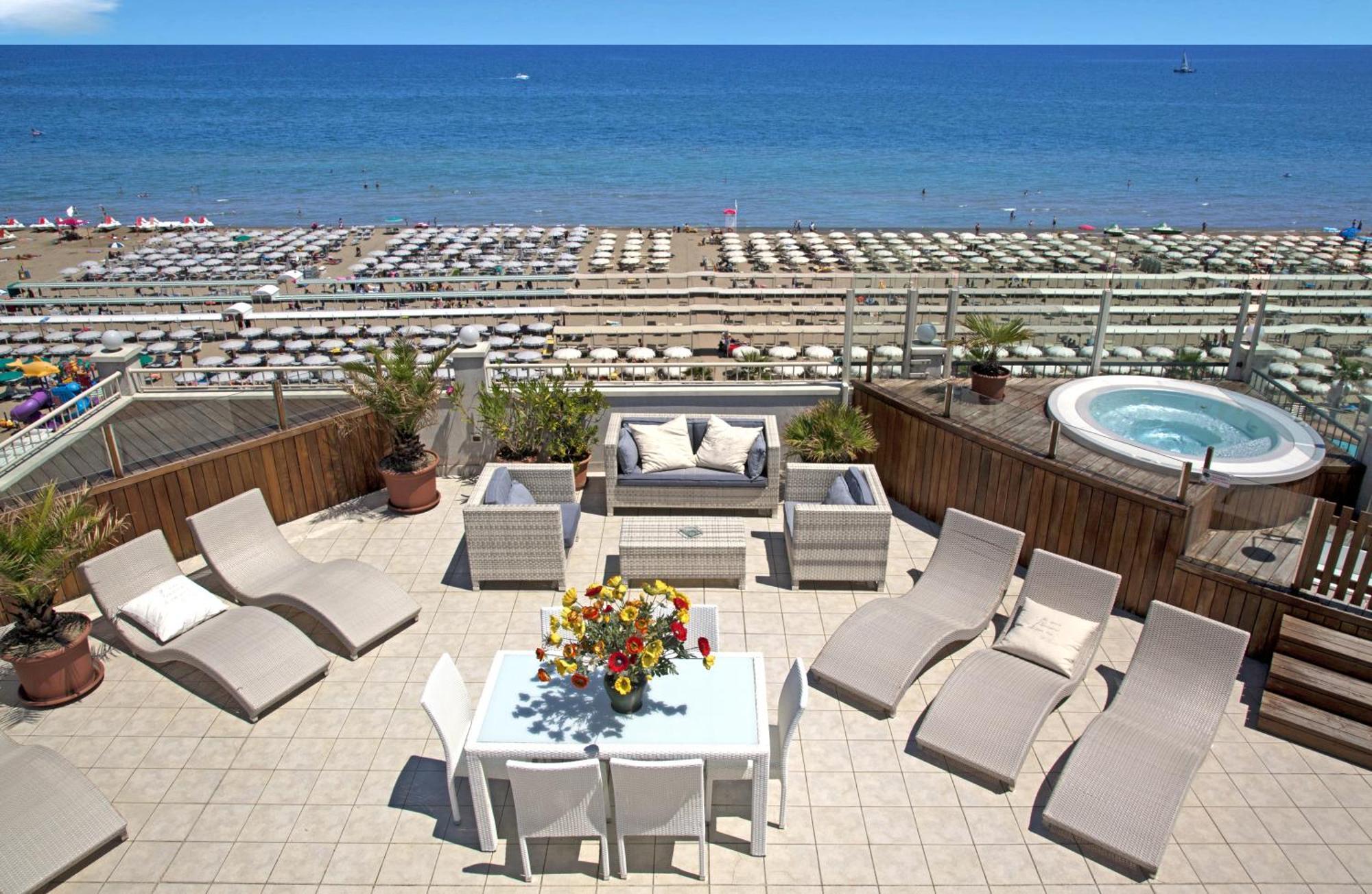 Hotel Ca' Bianca Riccione Esterno foto