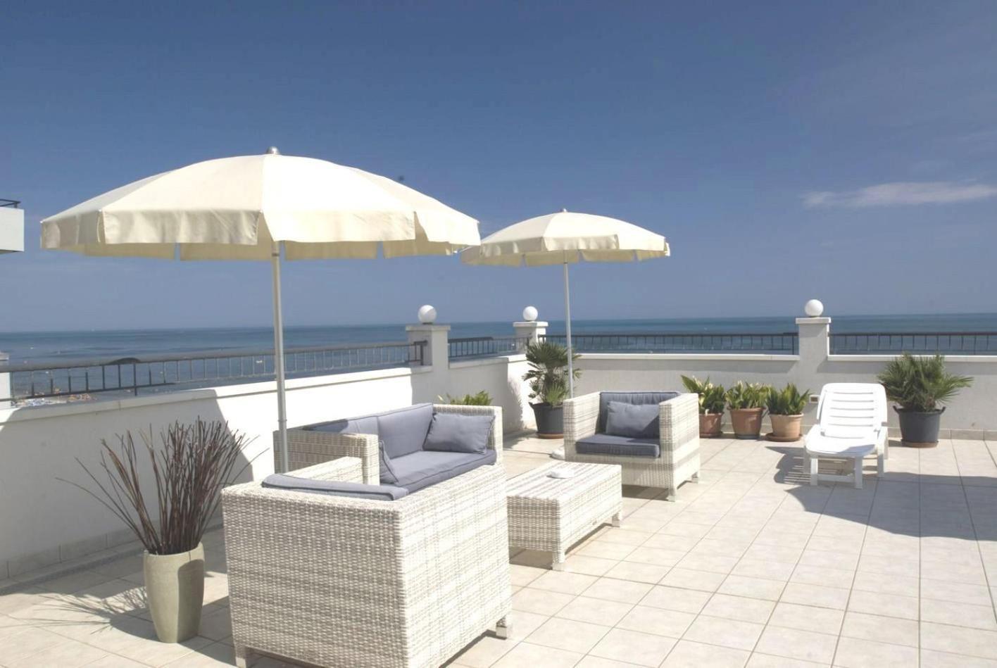 Hotel Ca' Bianca Riccione Esterno foto
