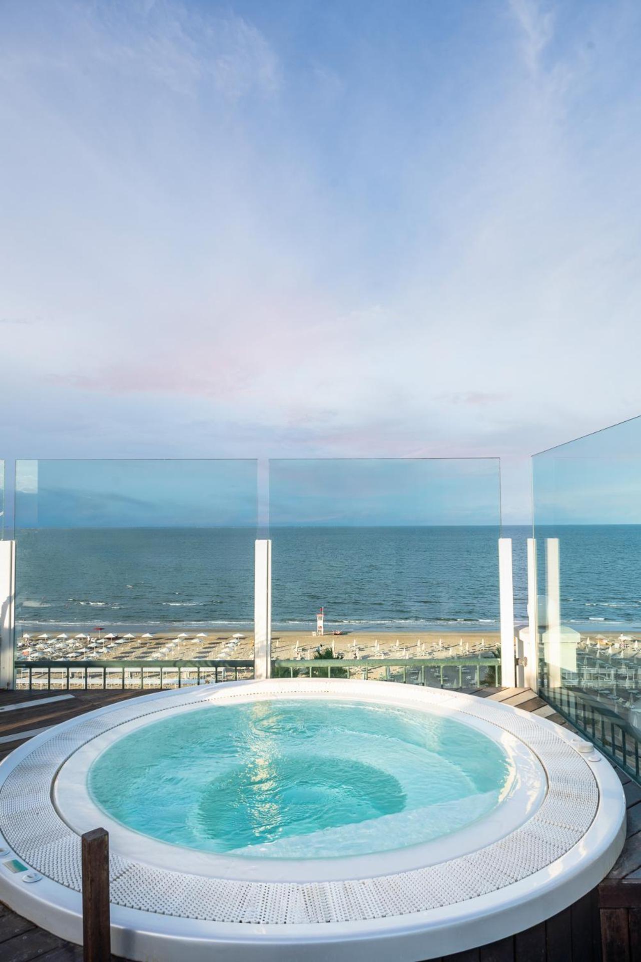 Hotel Ca' Bianca Riccione Esterno foto