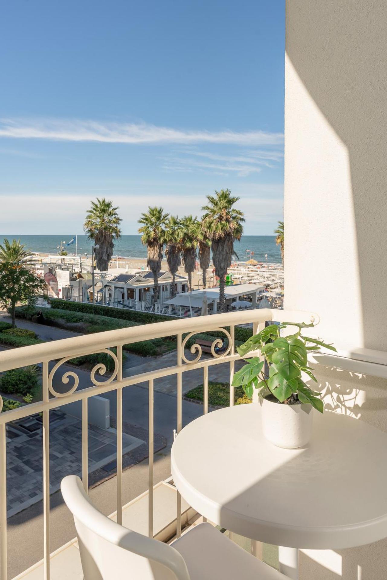 Hotel Ca' Bianca Riccione Esterno foto