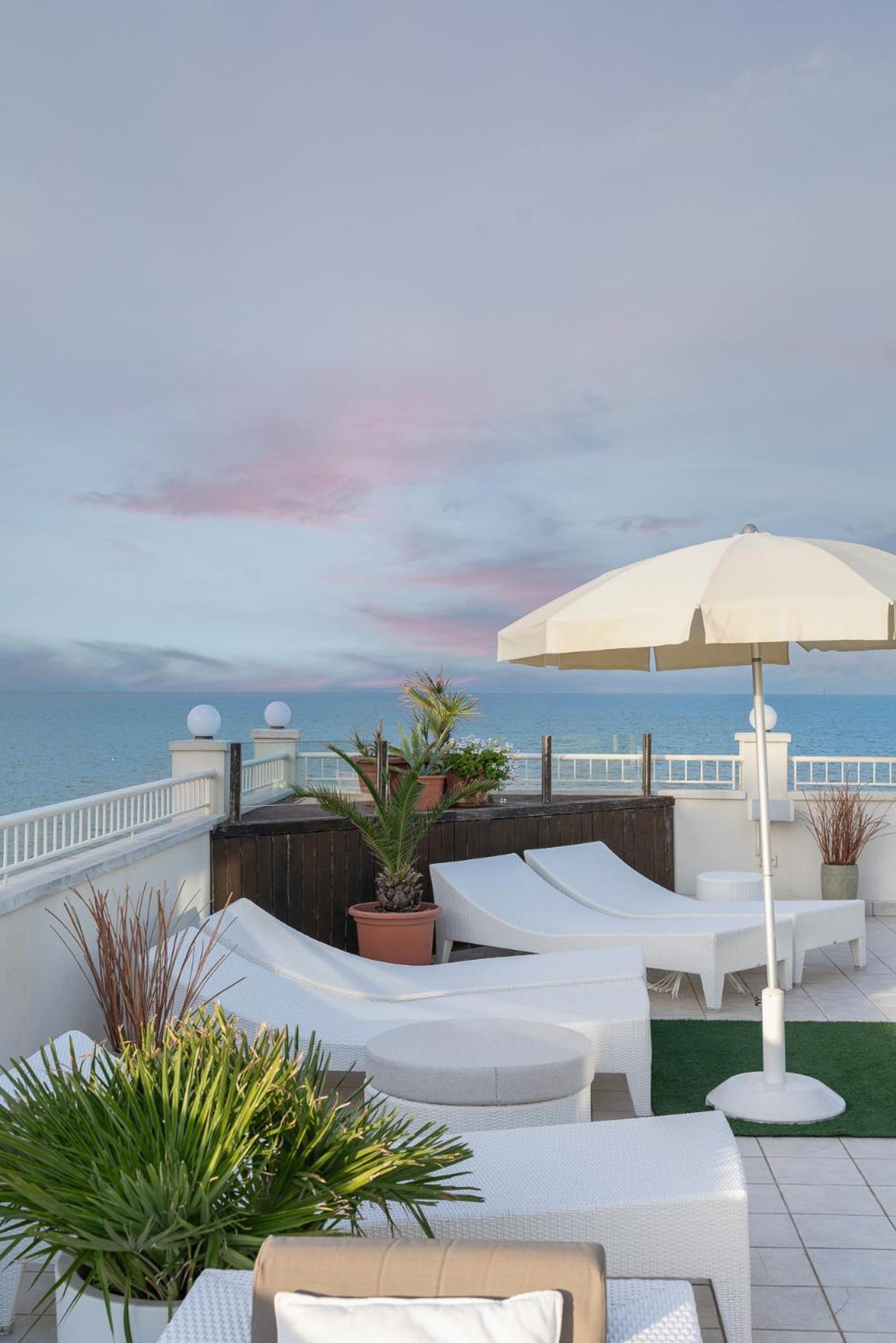 Hotel Ca' Bianca Riccione Esterno foto
