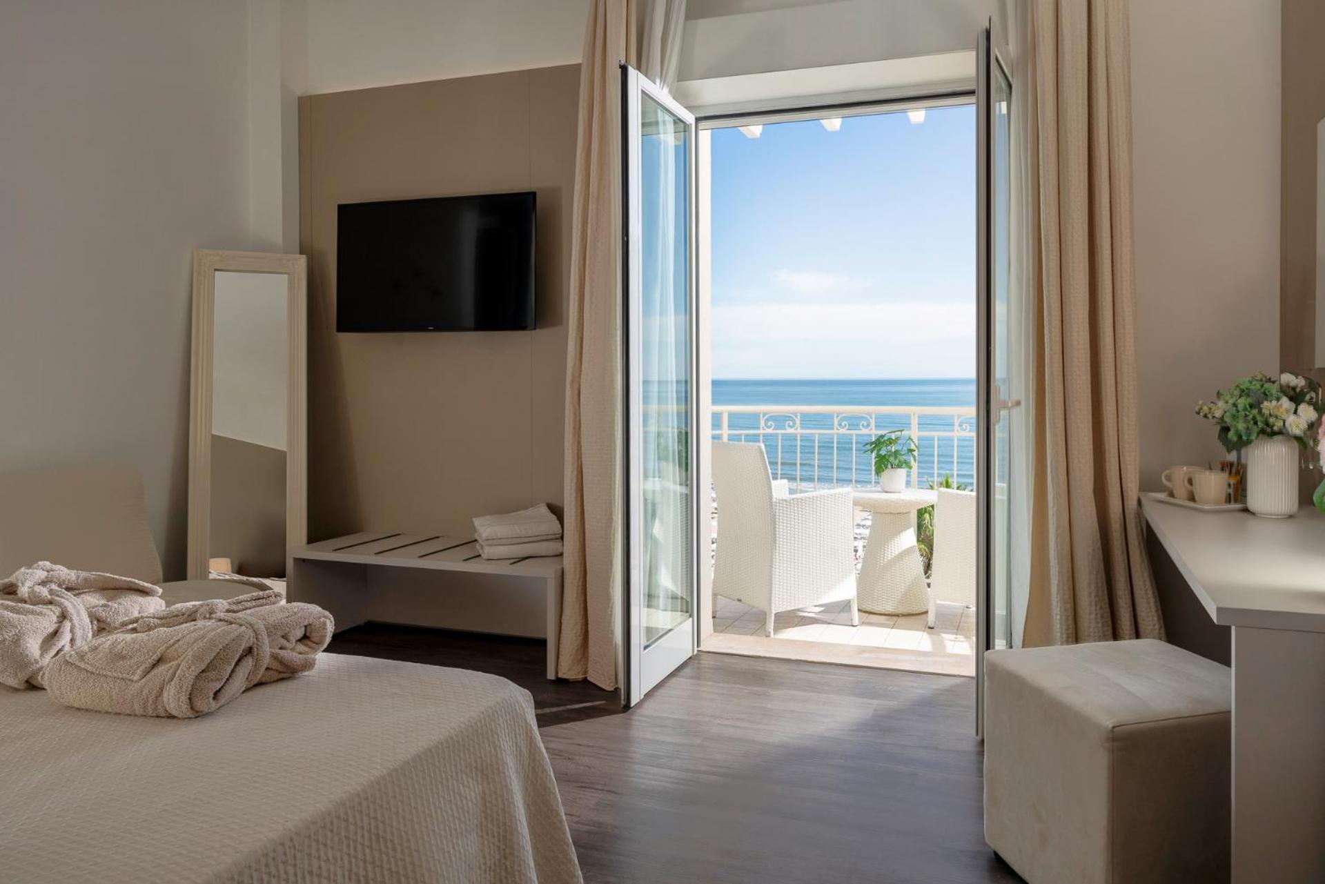 Hotel Ca' Bianca Riccione Esterno foto