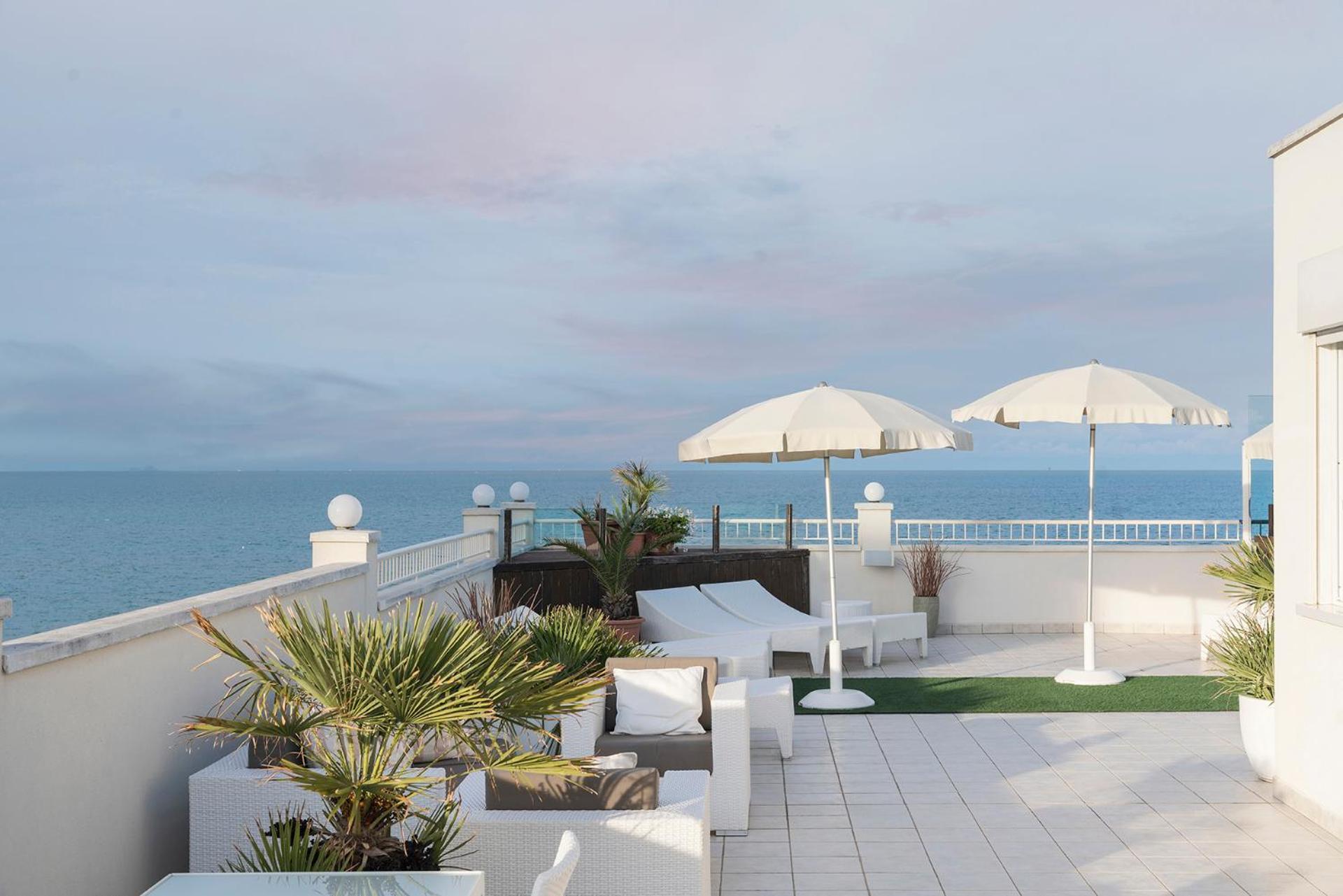 Hotel Ca' Bianca Riccione Esterno foto