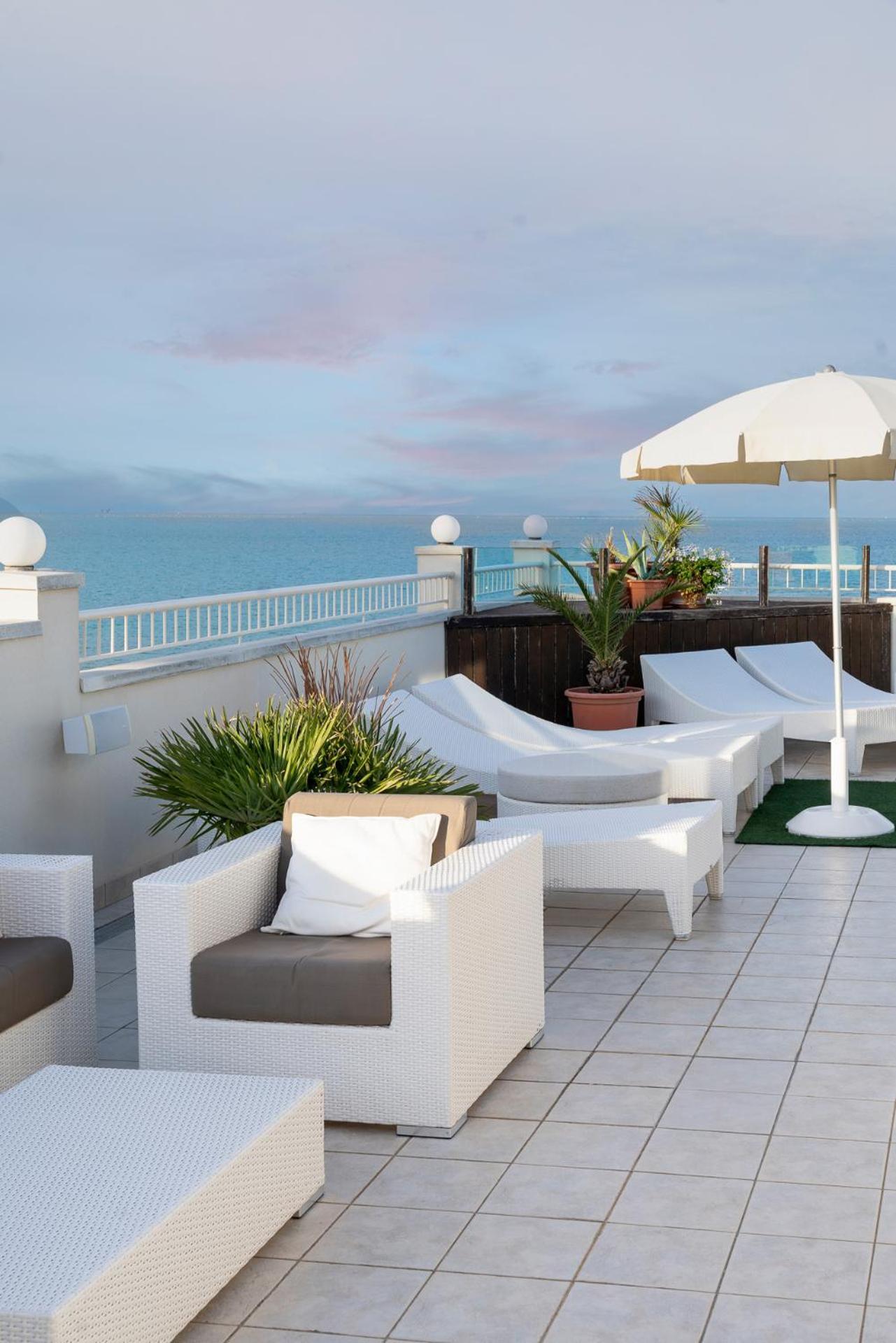 Hotel Ca' Bianca Riccione Esterno foto