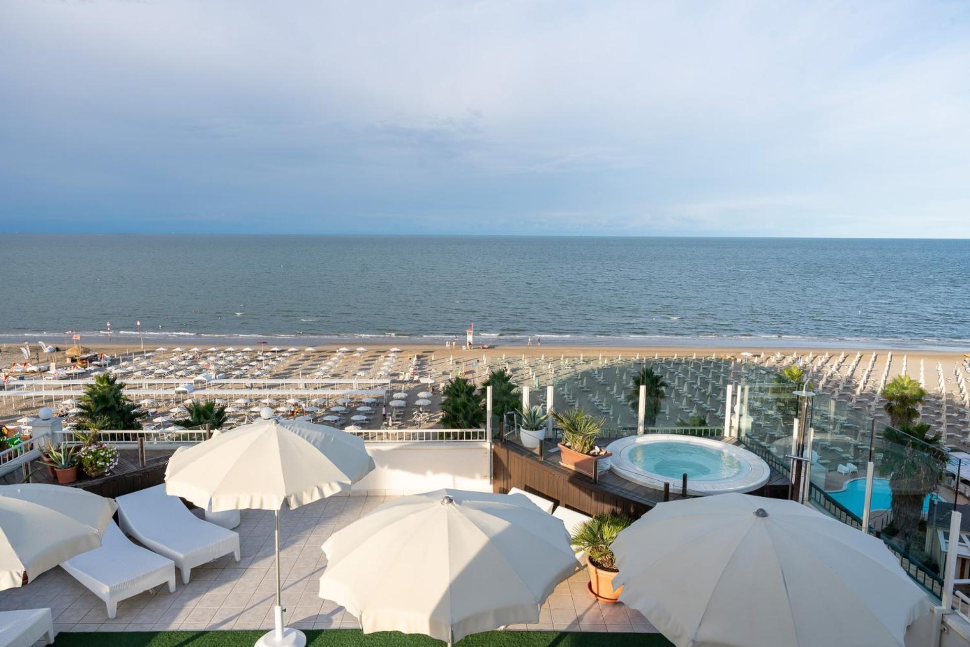 Hotel Ca' Bianca Riccione Esterno foto
