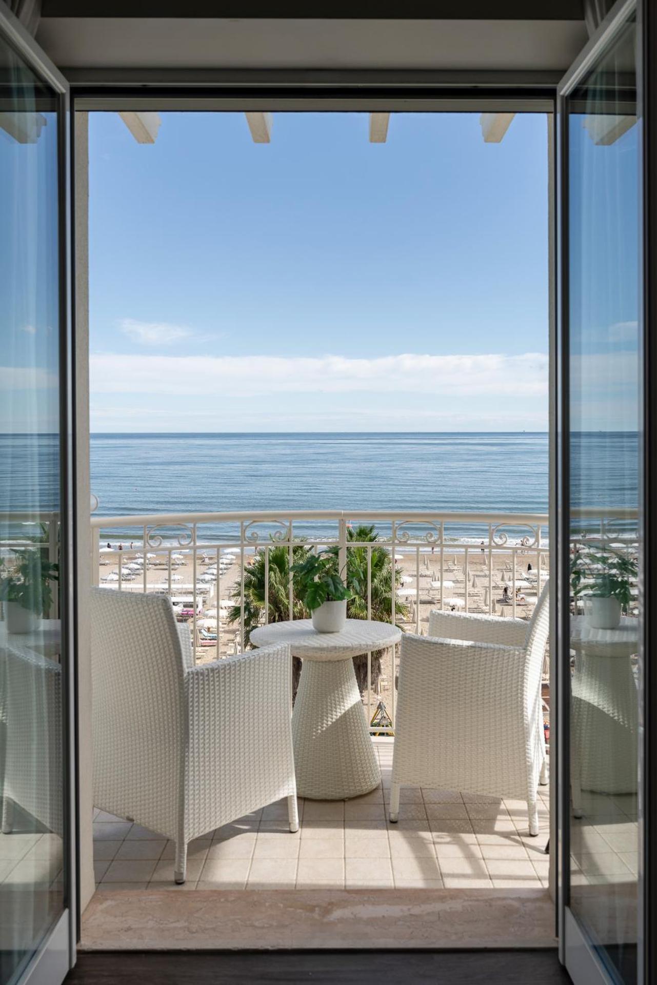 Hotel Ca' Bianca Riccione Esterno foto