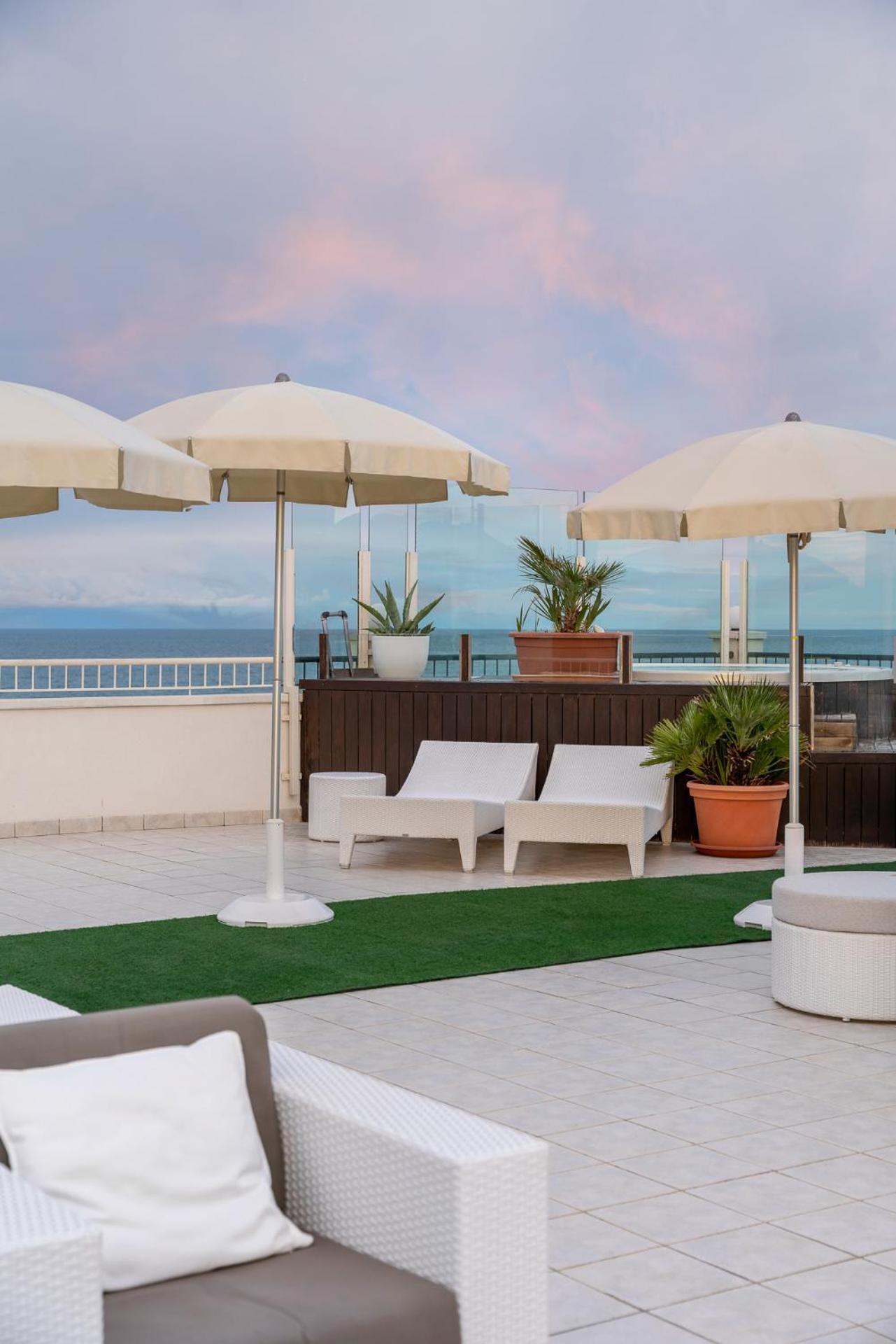 Hotel Ca' Bianca Riccione Esterno foto
