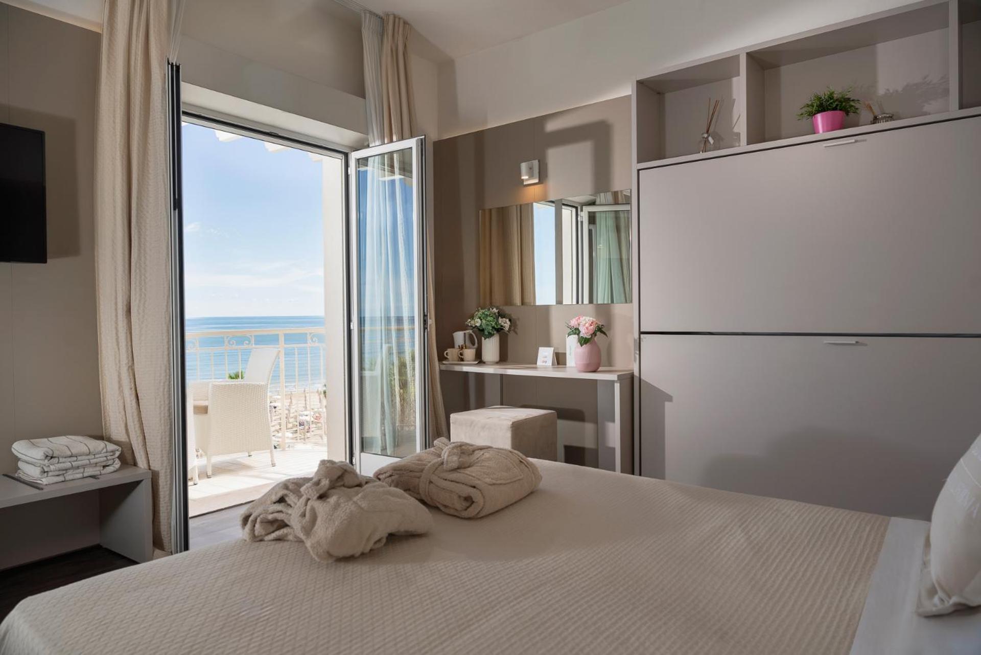 Hotel Ca' Bianca Riccione Esterno foto