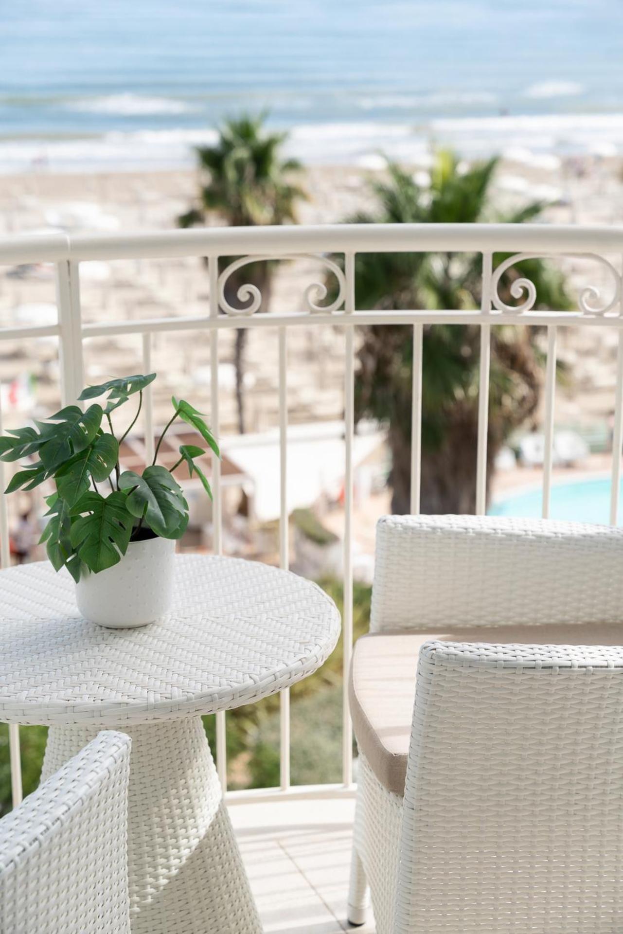 Hotel Ca' Bianca Riccione Esterno foto