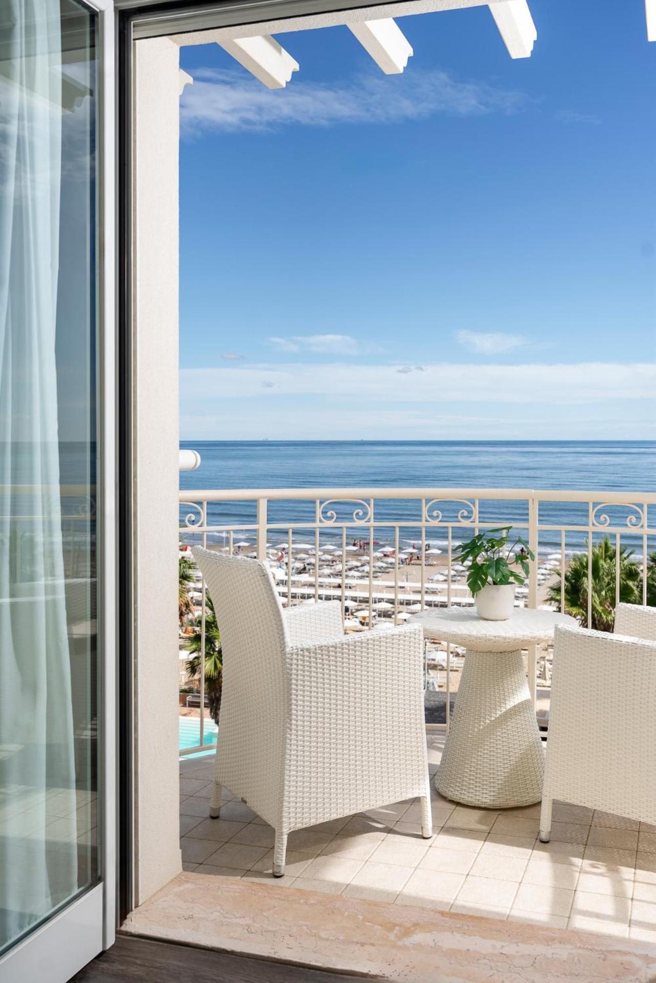 Hotel Ca' Bianca Riccione Esterno foto